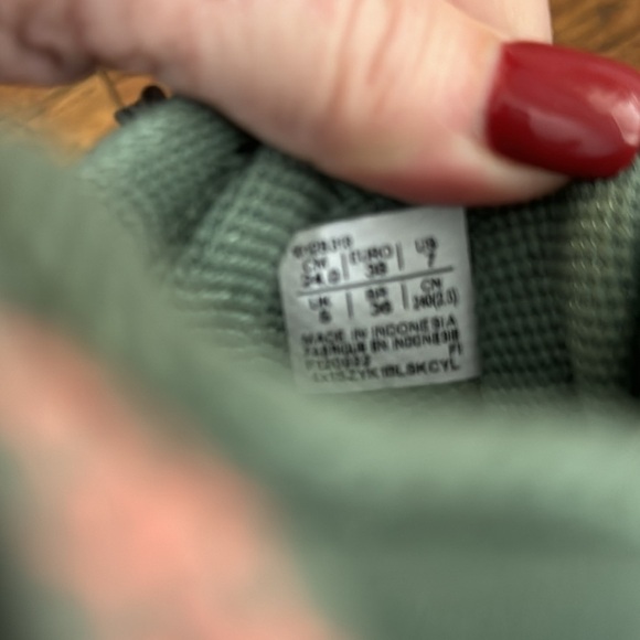 ASICS GEL Venture 9 Running Shoe Sneakers green. New with tags - Picture 10 of 16